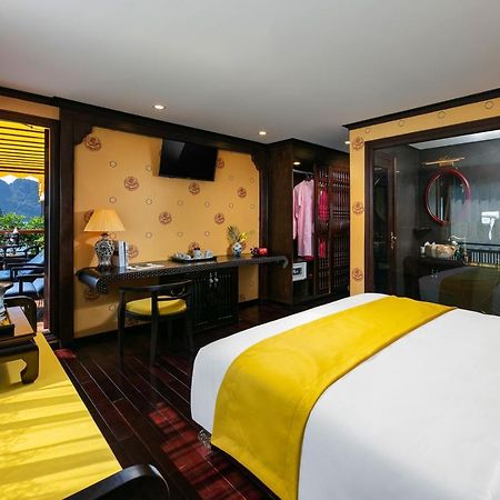 Nostalgia Halong Cruise Hotel Ha Long Bagian luar foto