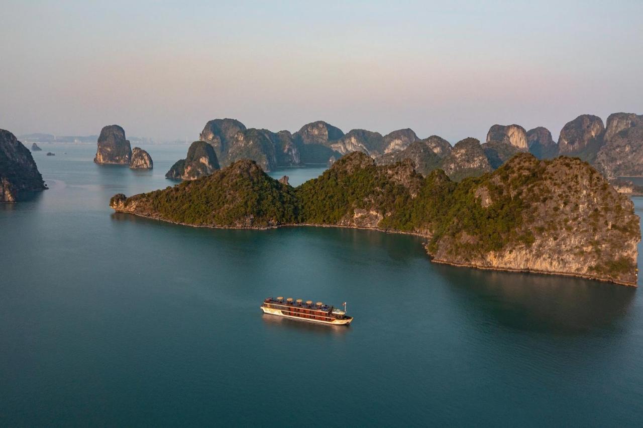 Nostalgia Halong Cruise Hotel Ha Long Bagian luar foto