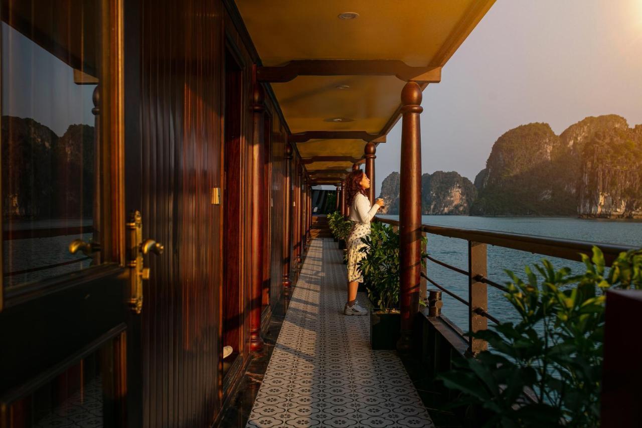 Nostalgia Halong Cruise Hotel Ha Long Bagian luar foto
