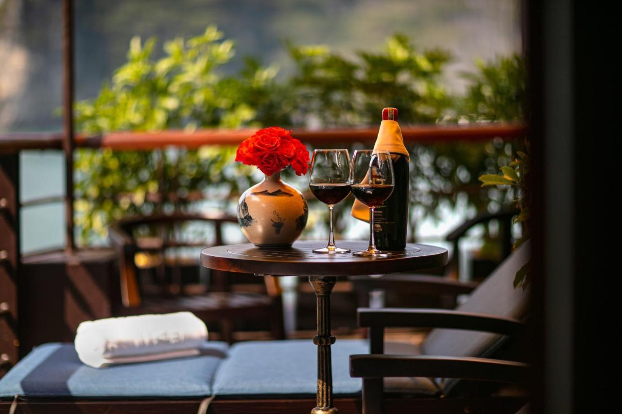 Nostalgia Halong Cruise Hotel Ha Long Bagian luar foto
